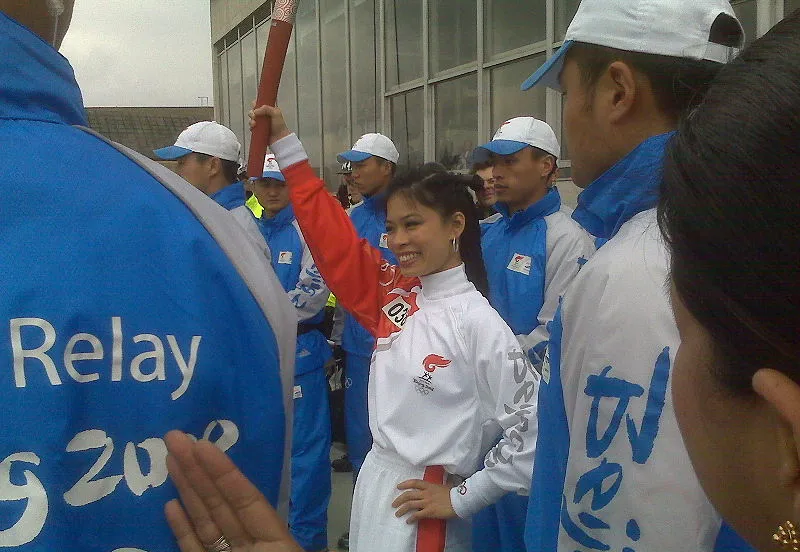800px vanessa mae holding olympic torch yemisi blake cc by 20