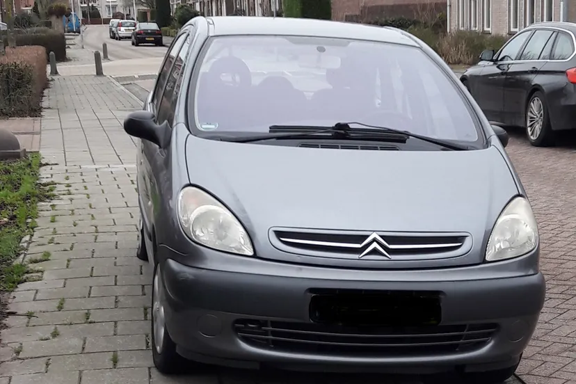 auto fout geparkeerd bijgesneden