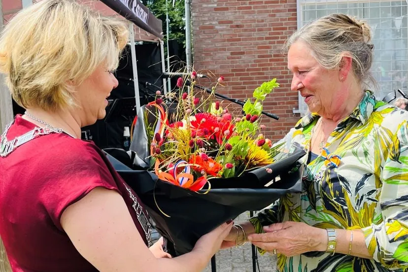 burgemeester sigrid sengers overhandigt lintje aan mevrouw van oss van elk