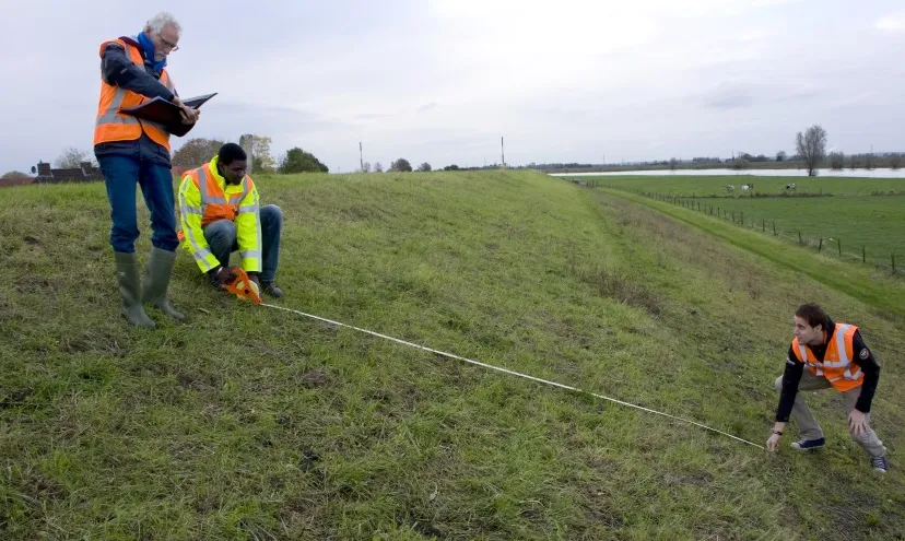 dijkwachten oefenen bedreigend hoogwater