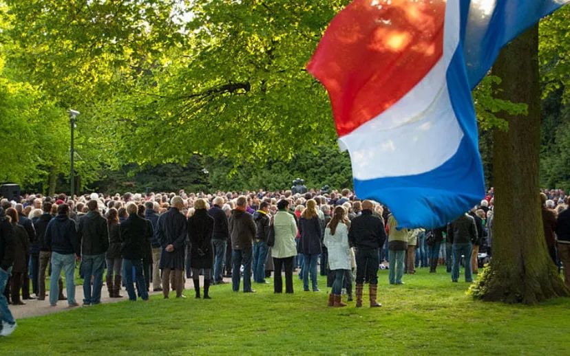 dodenherdenking 4 mei 2010 enschede monument in het volkspark e1430734911421 915x518