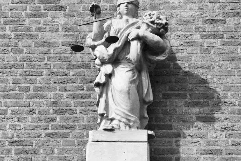 exterieur zijkant gemeentehuis gevelversiering gevelbeeld vrouwe justitia raamsdonksveer 20320196 rce