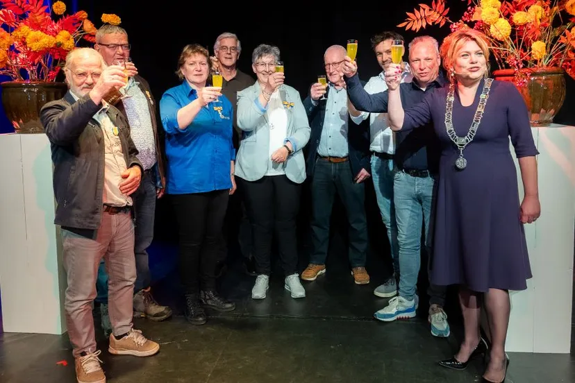 foto gedecoreerden met burgemeester
