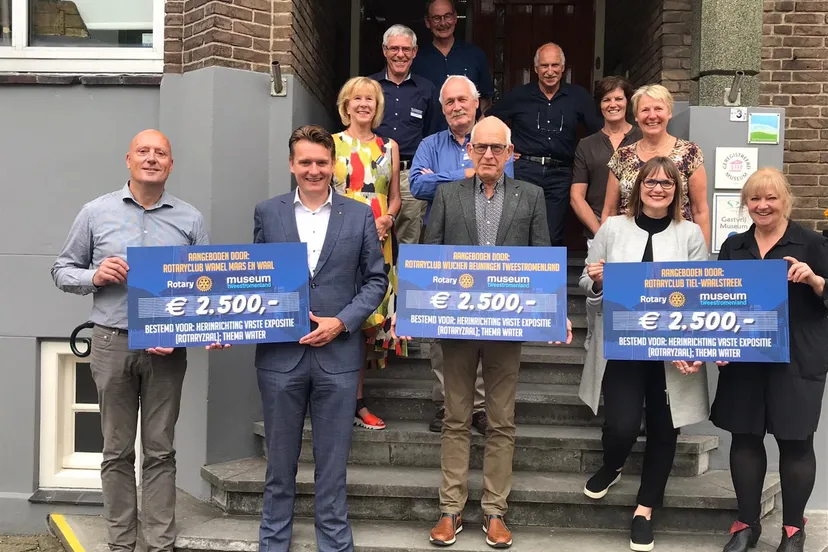 foto overhandiging cheques rotary clubs