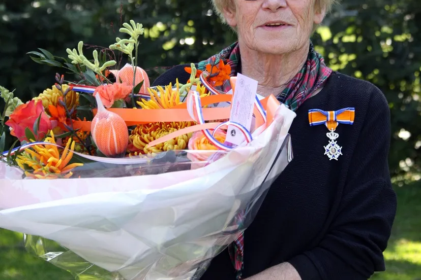 foto wilma deckers megens met bloemen foto stan van den hurk