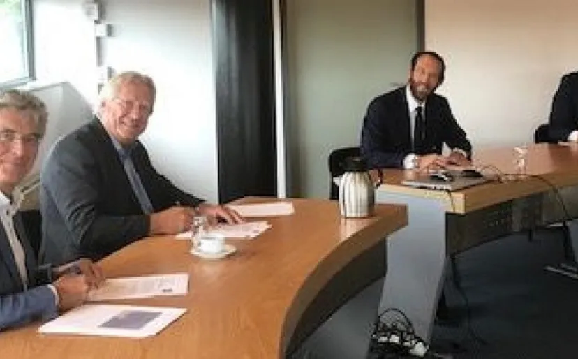 gemeente druten en groenleven ondertekenen overeenkomst drijvend zonnepark uivermeertjes 0