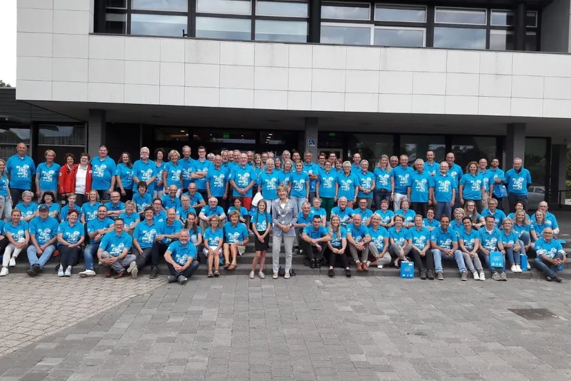 groepsfoto in blauwe shirts