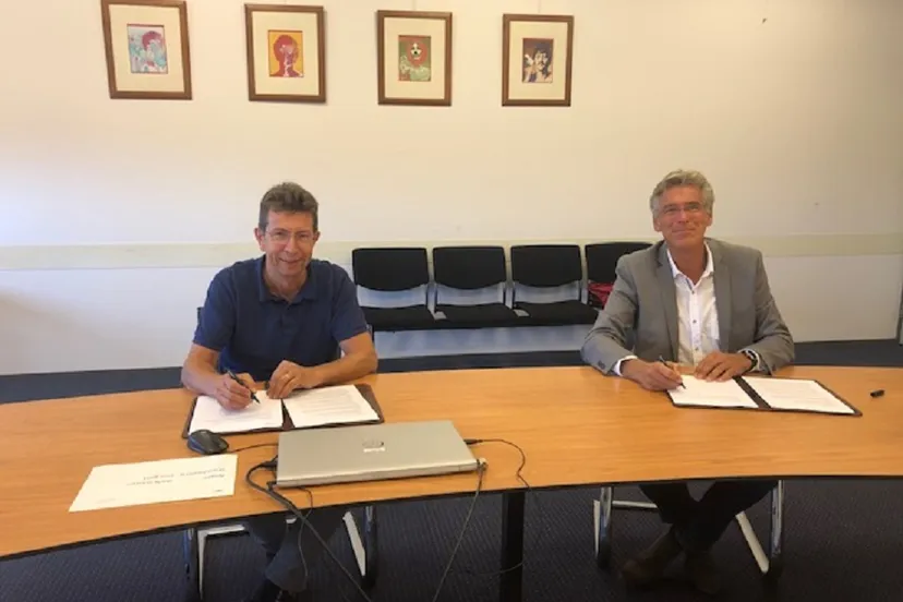 harrie huisman links en willy brink rechts ondertekenen overeenkomst