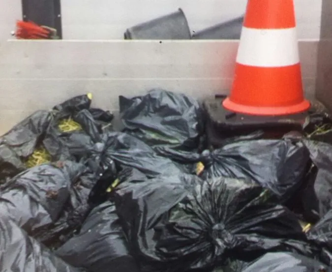 hennepafval uit de sloot gevist