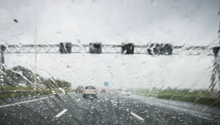 houd rekening met gladheid door regen 715x408