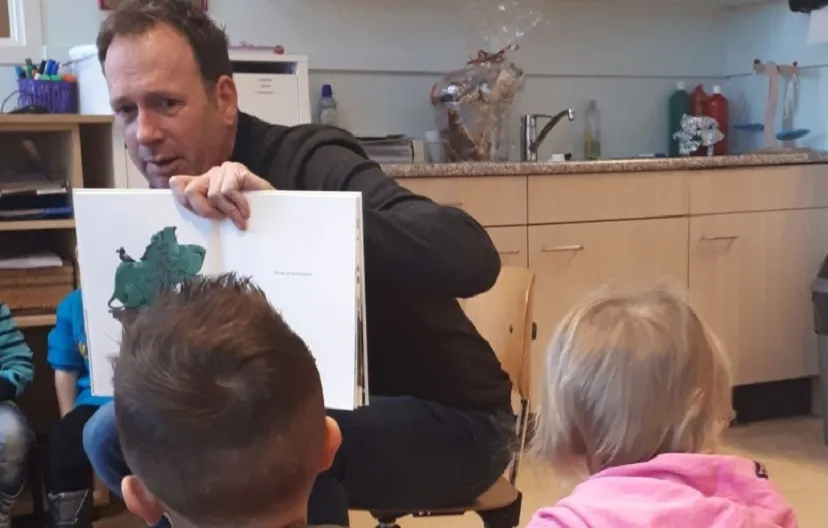 jochem van gelder leest voor op ikc de kubus druten