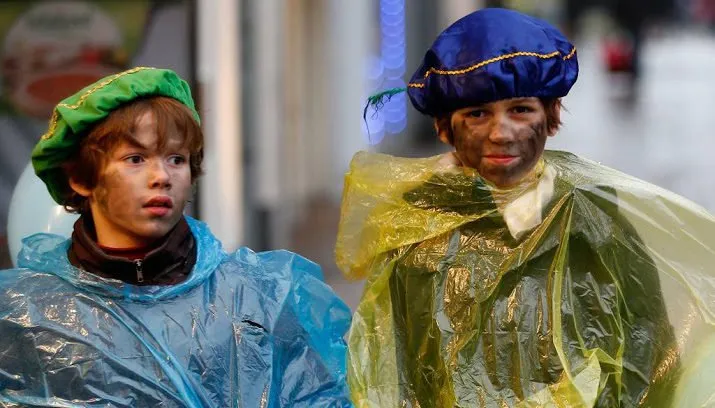 nat en onstuimig op pakjesavond 715x408