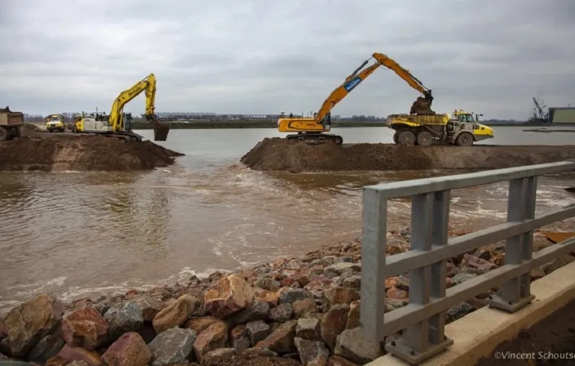 nevengeul met waal verbonden