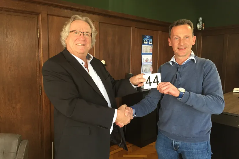 overhandiging huisnummer aan breedveld directeur