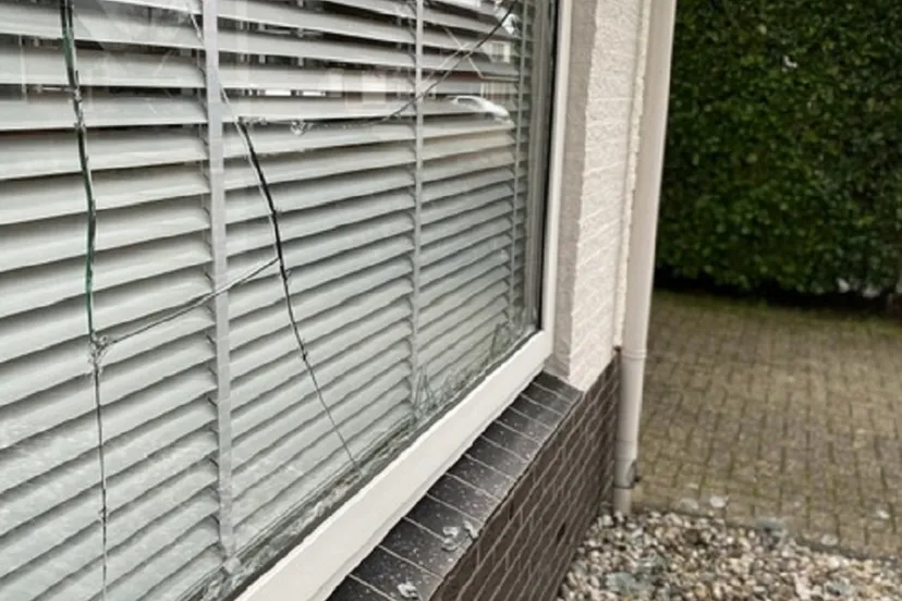 politie zoekt getuigen van vernieling van raam woning druten