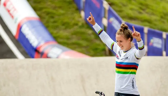 smulders wint opnieuw wereldbeker bmx 715x408