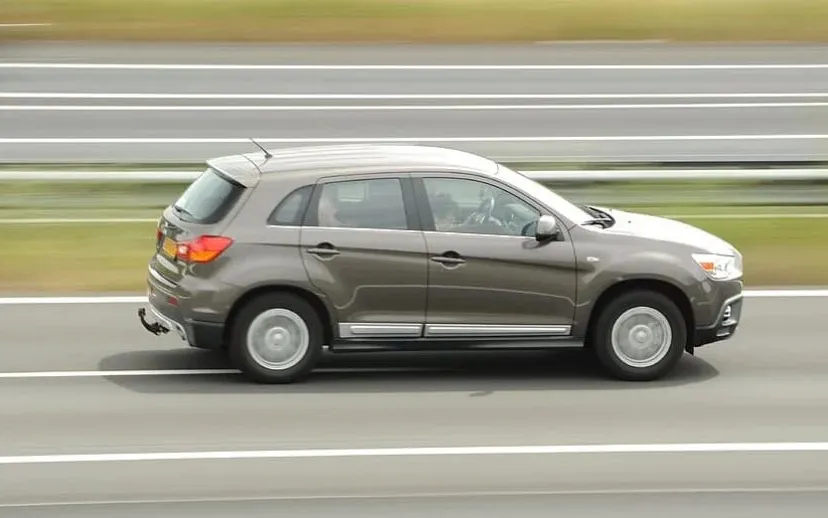 speeding car car traffic transportation 915x518 1