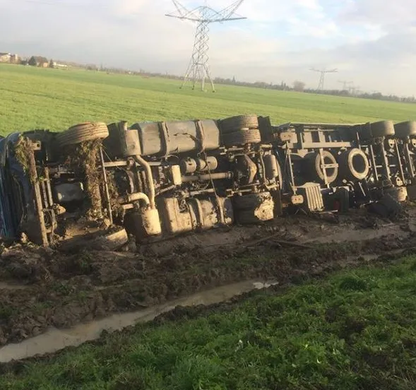 vrachtwagen en auto belanden in puiflijk in de sloot