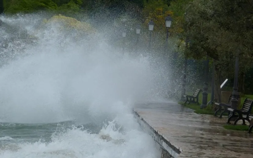 water web wave wet inject cold slippery spray 902177jpgd 915x518