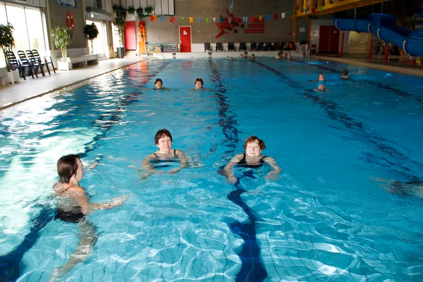 zwembad dames zwemmen op buik sharon willems