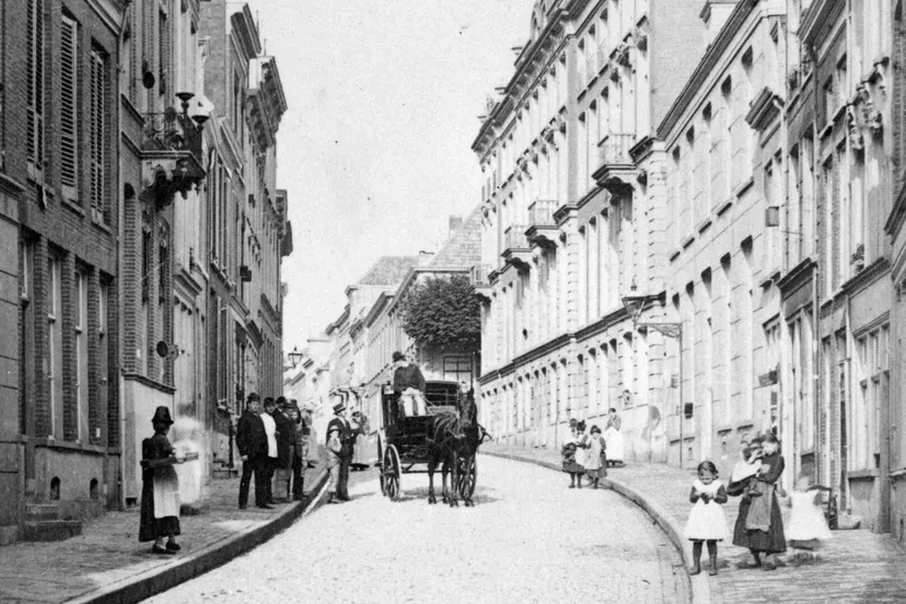 foto een eerste ziekenhuis van nijmegen aan de pauwelstraat pand met de dakkapellen rechts bron regionaal archief nijmegen