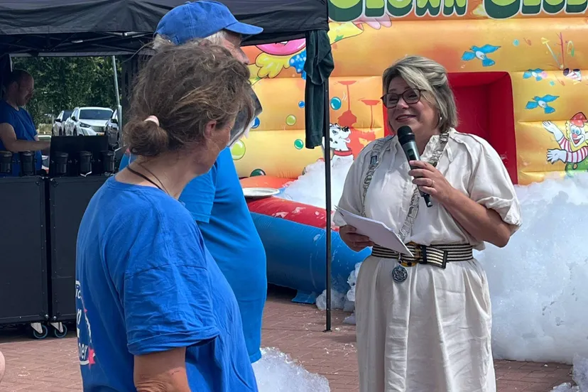 Koninklijke onderscheiding voor de heer Van den Arend en mevrouw Van Aken