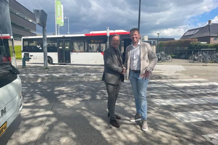 Contract ondertekening wethouder Ronald Thoonen met den Ouden Inrfa