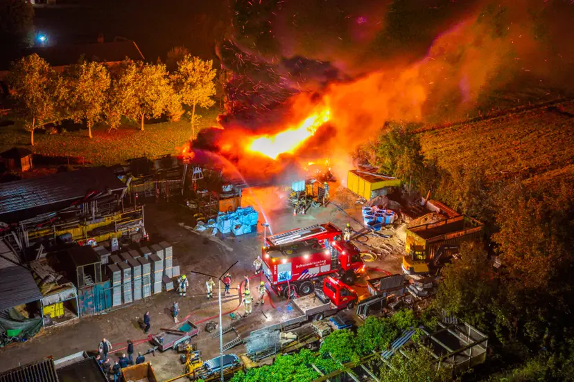 HEITINK_20261016_Grote_brand_in_schuren_aan_Kloosterweg_in_Horssen_explosie_veroorzaakt_hoge_steekvlam_13