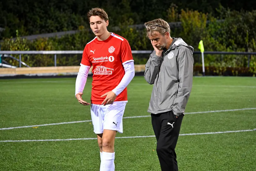 Fotballspiller og trener på kveldsbanen