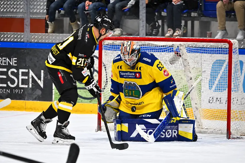 Intensiv målsjanse foran hockeynettet for panthers men pucvken går rett på keeper.  Foto: Lasse Olsrud Evensen