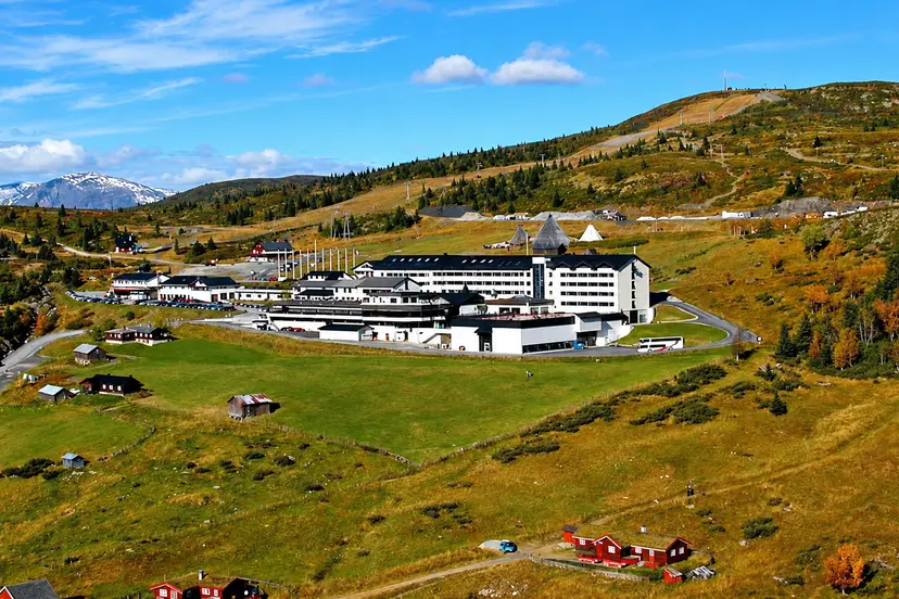 Panoramautsikt over fjellresort i høstlandskap