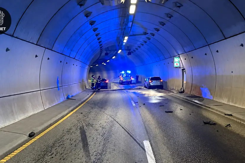 Politiaksjon i tunnel med blålys