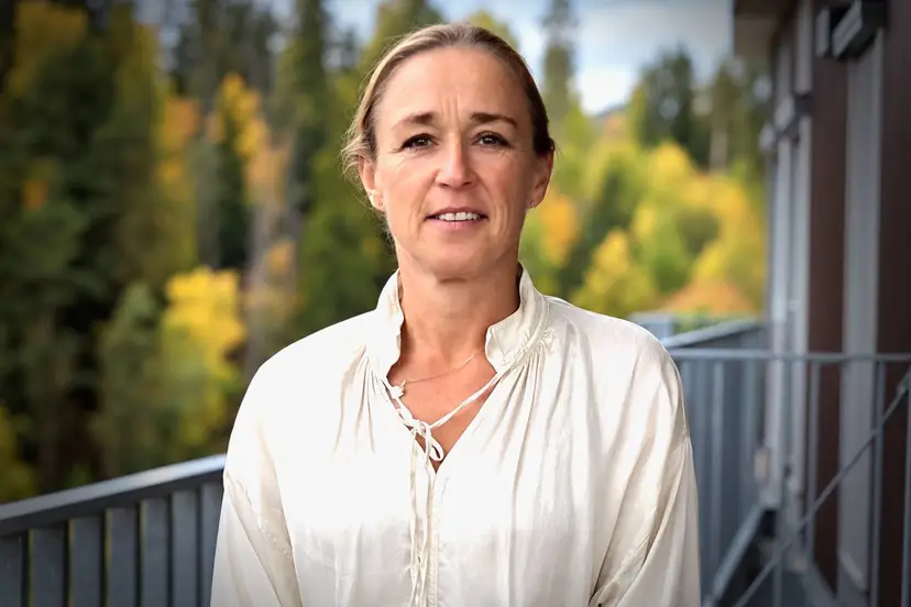 Portrett på balkong i høstlys