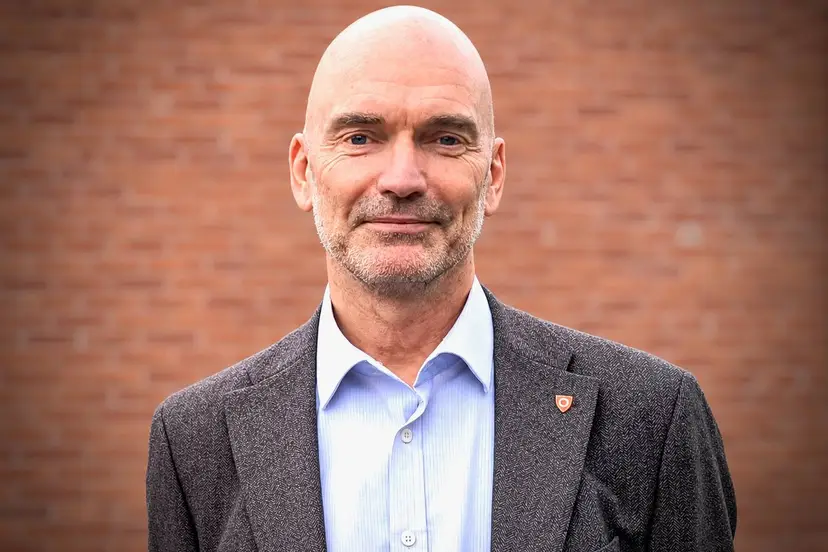 Profesjonelt portrett foran murvegg