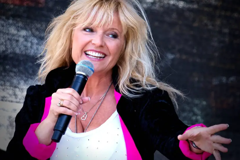 Smilende blond sanger på scenen