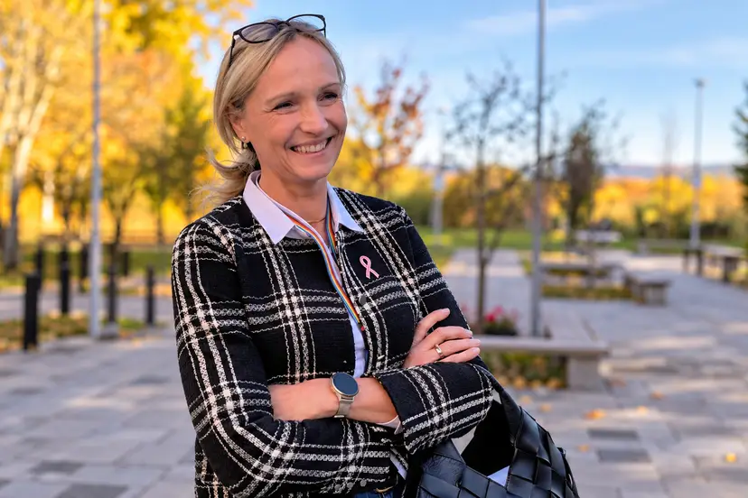 Smilende kvinne i høstparken