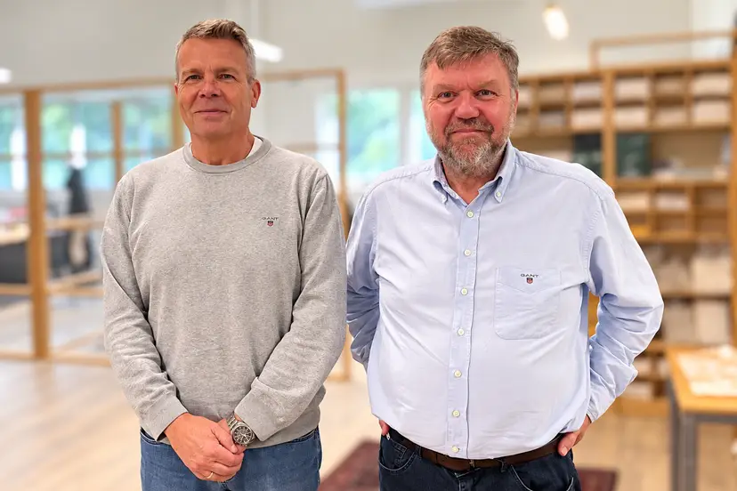 To menn i moderne kontormiljø