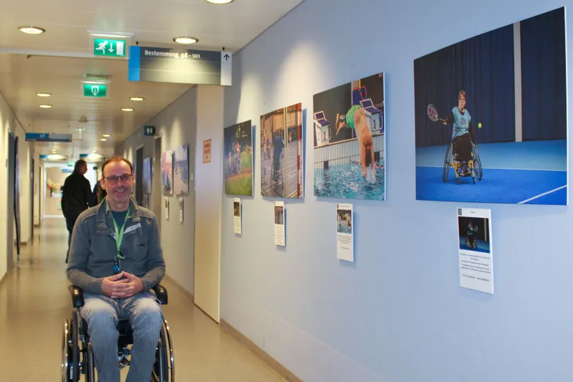 fotograaf anco van den berg bij zijn foto expositie sporten met een beperking in ziekenhuis gelderse vallei