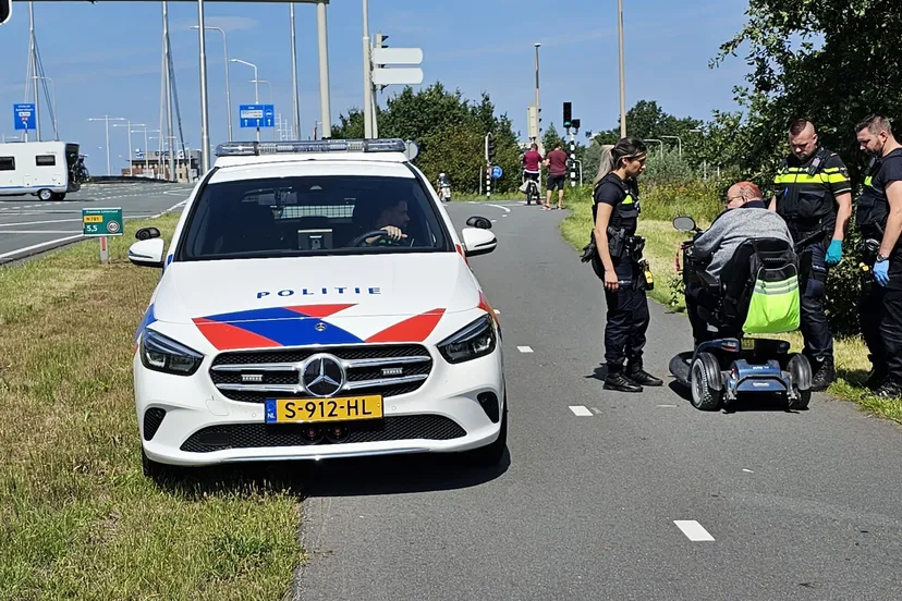 politie man met scootmobiel