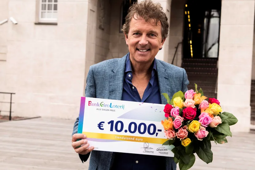 stockfoto bankgiro loterij ambassadeur robert ten brink 10000 euro