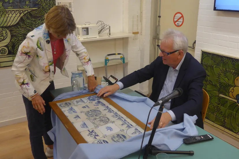 taxateur ger de ree bekijkt een tegeltableau