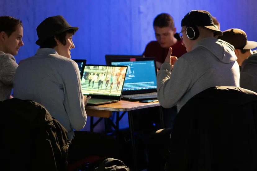 001 studenten brainstormen over technisch vraagstuk