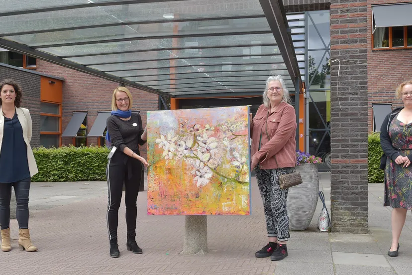 08 schenking schilderij dianne rebergen aan vilente pieter pauw 1