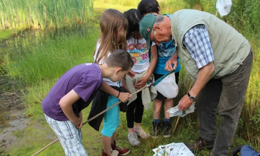 2013 img 0916 wiebe met groepje kinderen kl