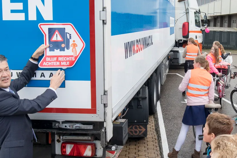 afbeelding wethouder opent vrachtwagenspiegel afstelplaatsede