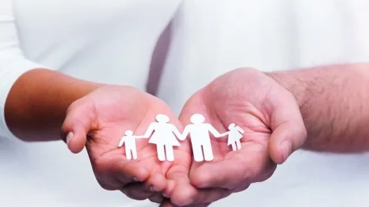 beeld handen gezin stiefgoed 700x300