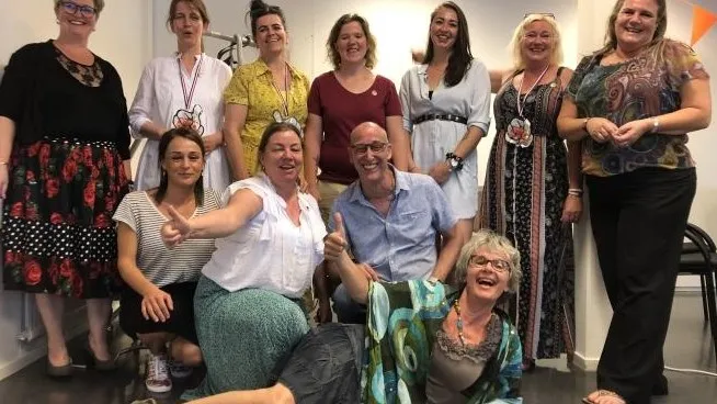 blije gezichten bij de diploma uitreiking van de nieuwe groep vig professionals a van den berg