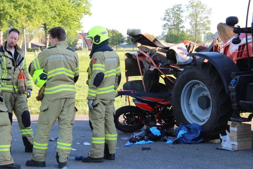 bromfietser botst op trekker met maaimachine