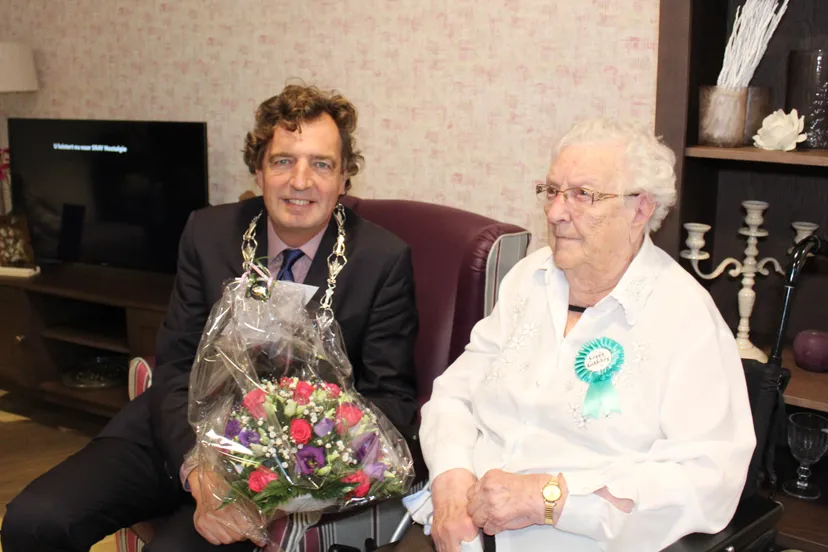 burgemeester verhulst bezoekt de 100 jarige mevrouw mvan rij oosthoek