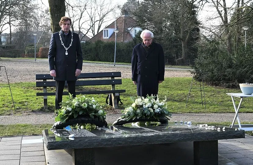 csm burgemeester rene verhulst en voorzitter joods comite ede eric mackay bij joods monument 31 01 2021 a16e38c543